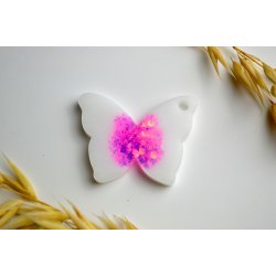 Hundetegn, stor sommerfugl, hvid med pink glitter