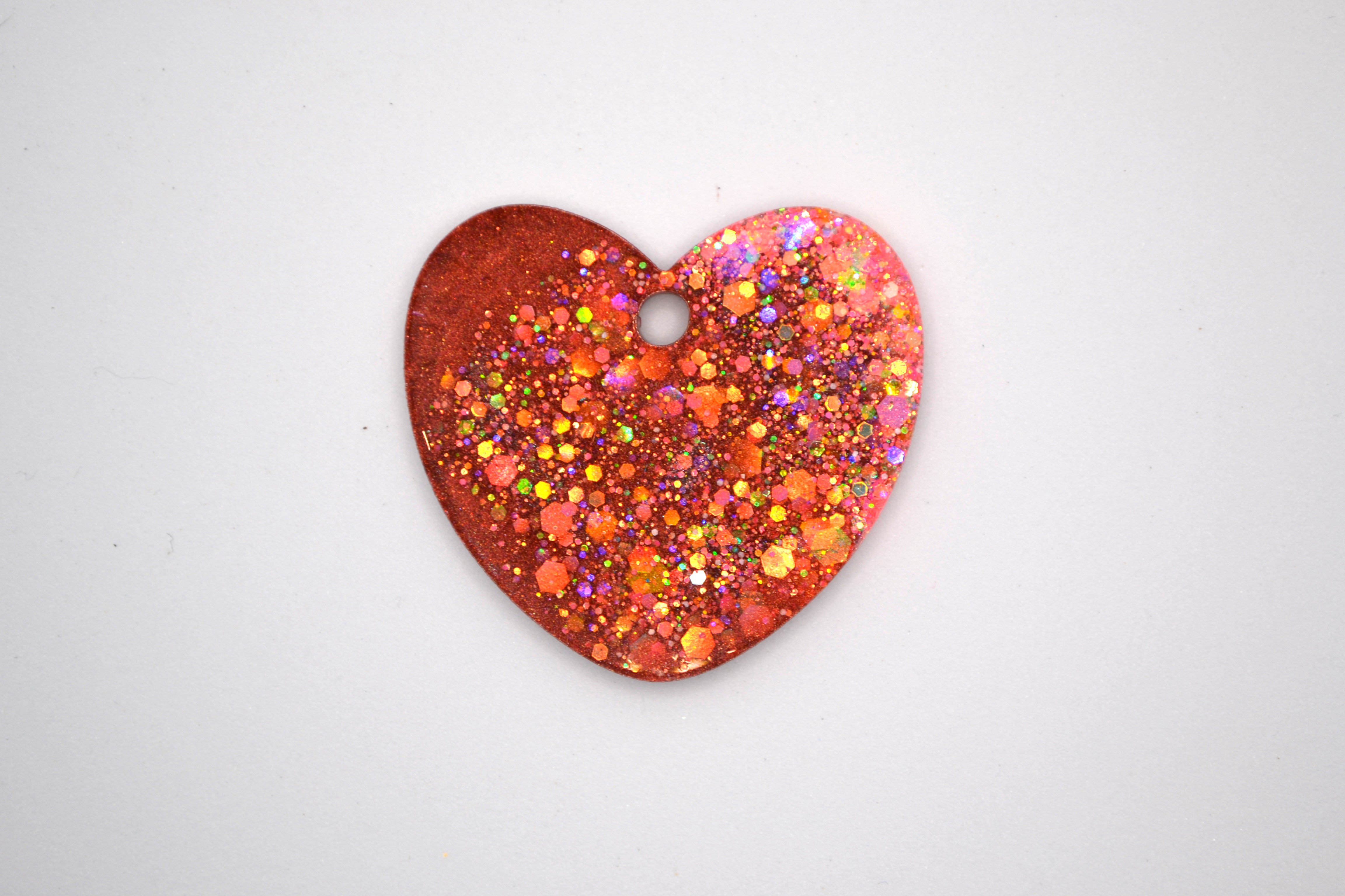 Hundetegn, stort hjerte, bronze med orange og lilla glitter